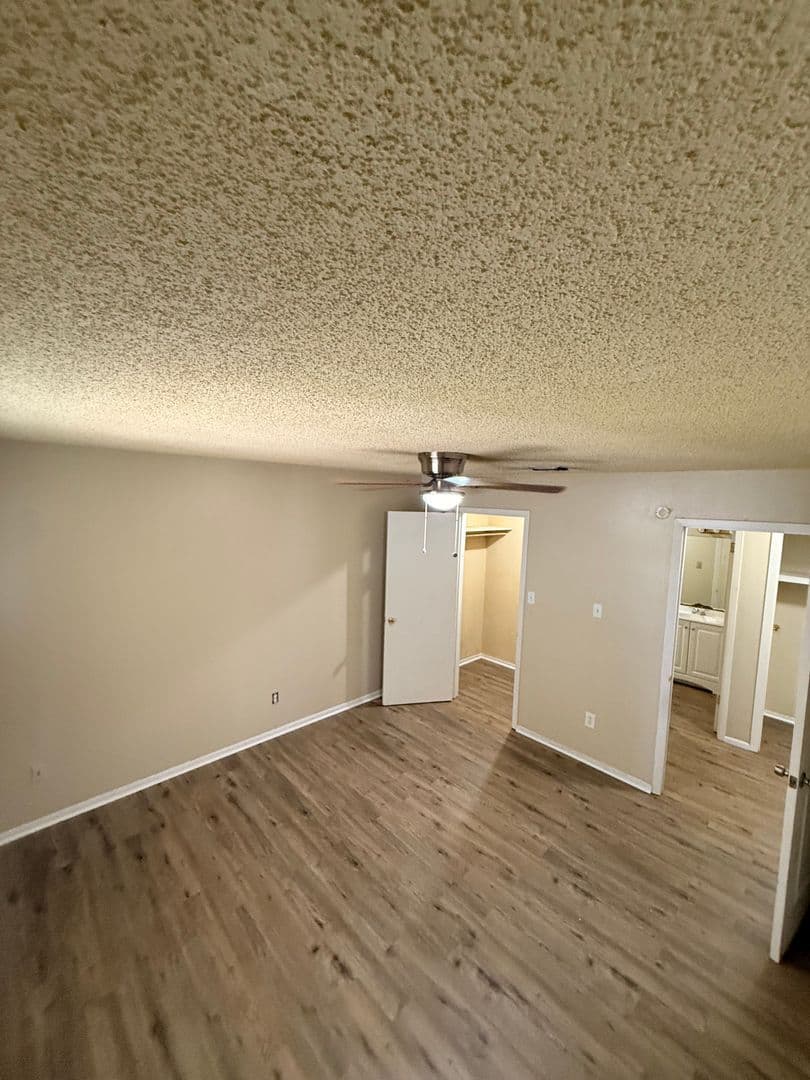 Lafayette Apartment: 106 Vieux Orleans
