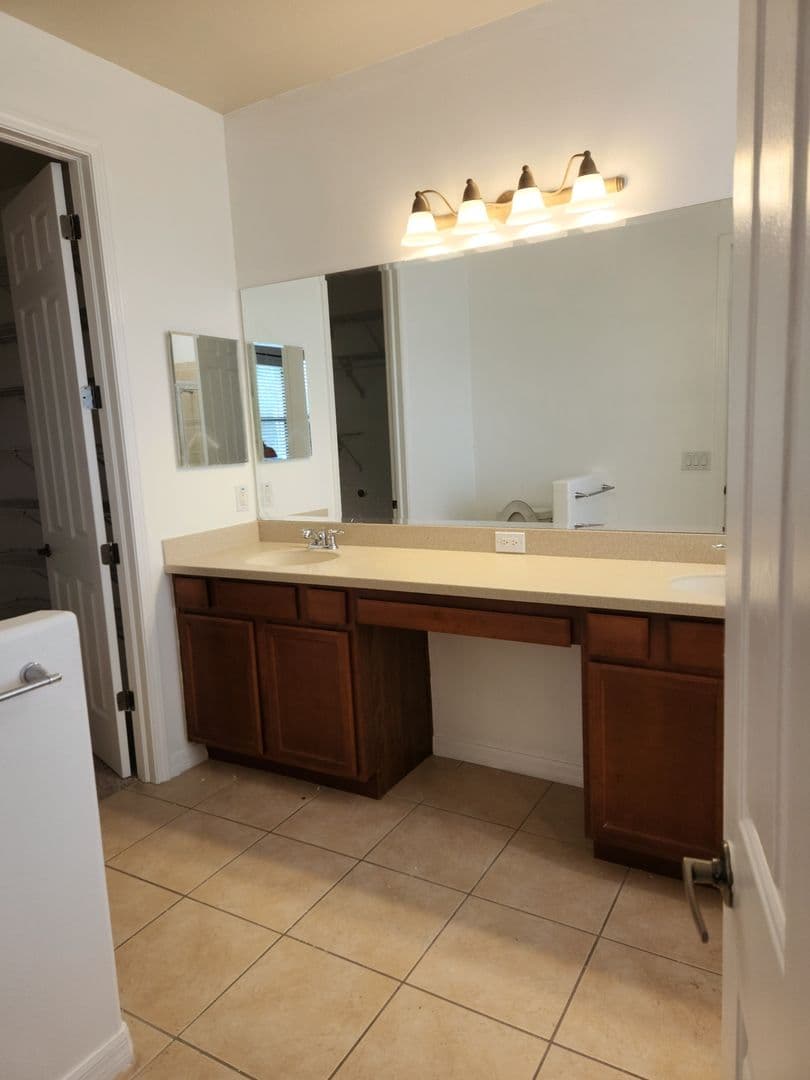 Tampa House: 20311 Chesnut Grove Dr