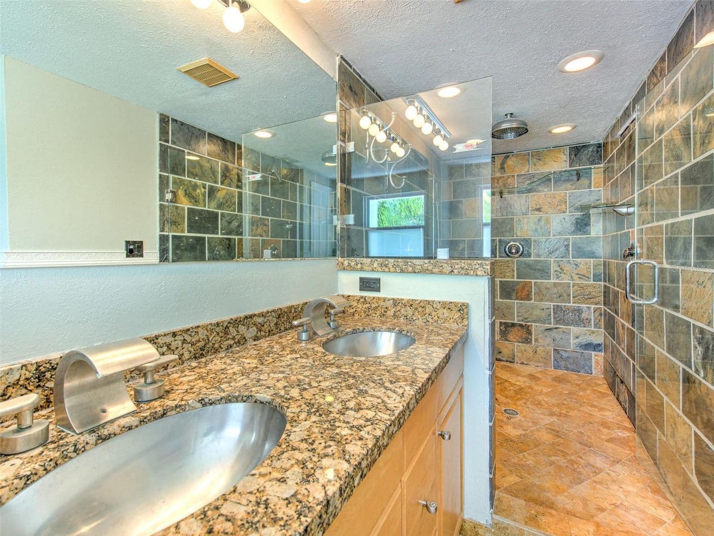 Tampa House: 4711 w san Rafael st