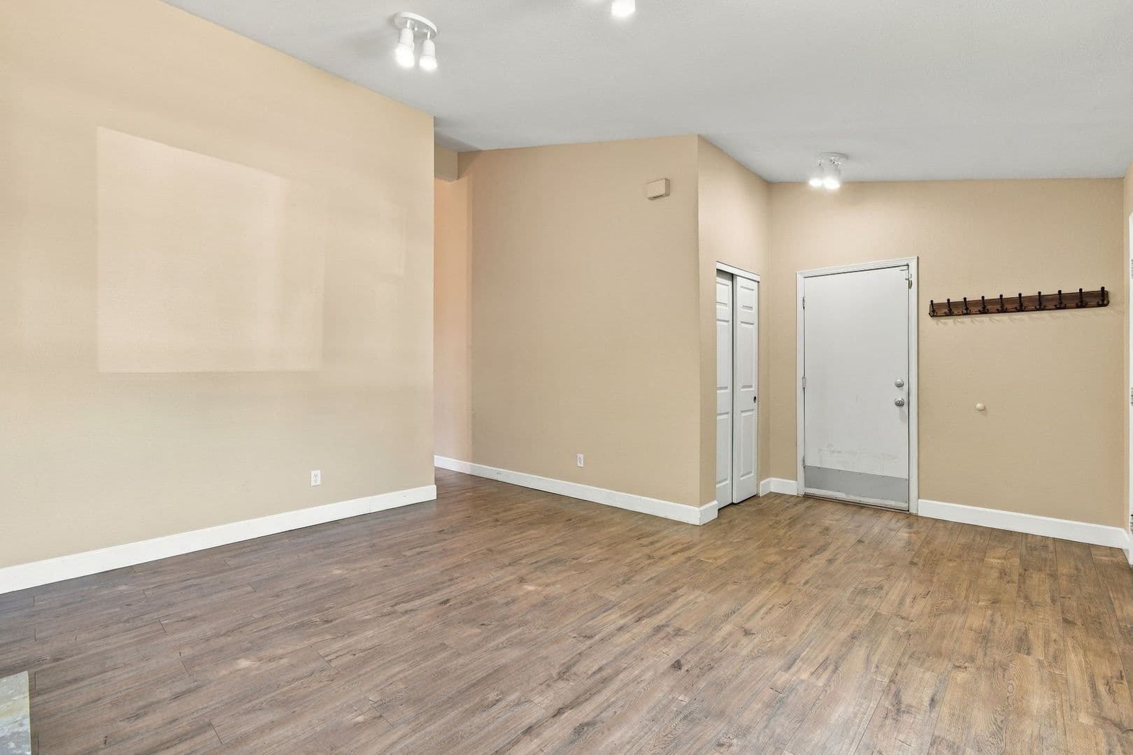 Windsor House: 1935 Commons Ct