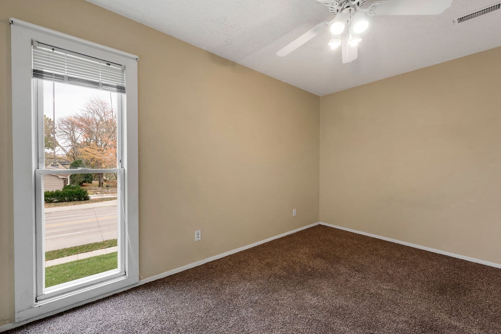 Ames Apartment: 1209 North Dakota Ave