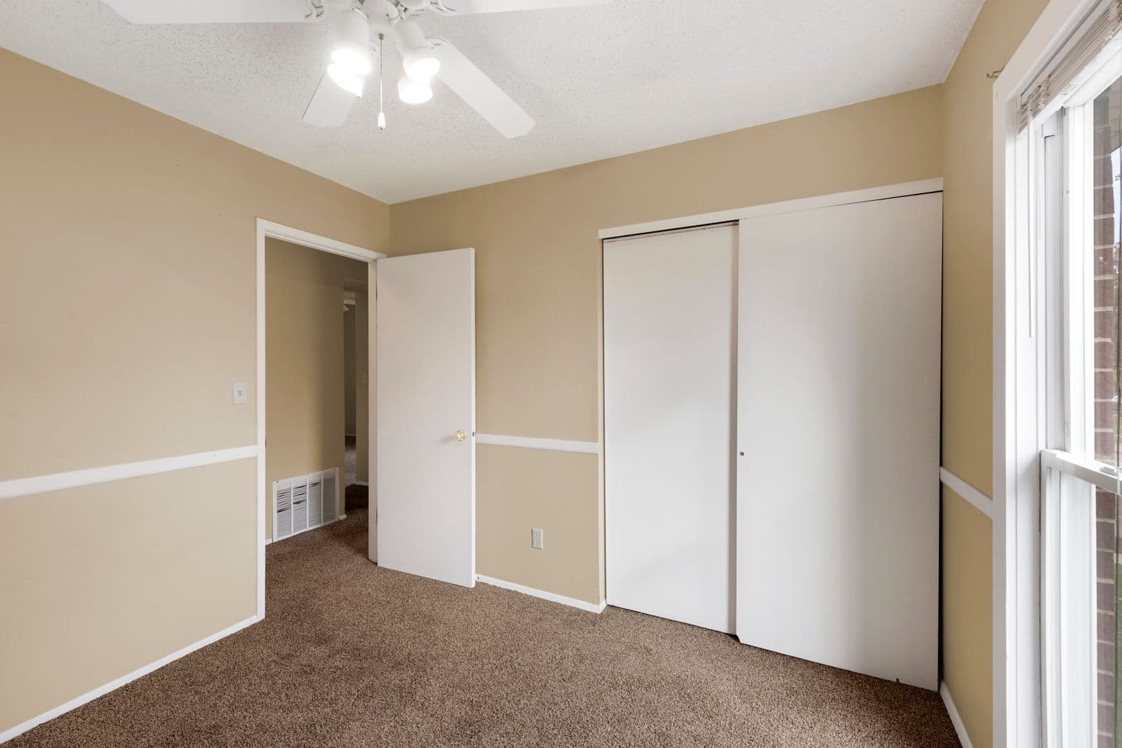 Ames Apartment: 1209 North Dakota Ave