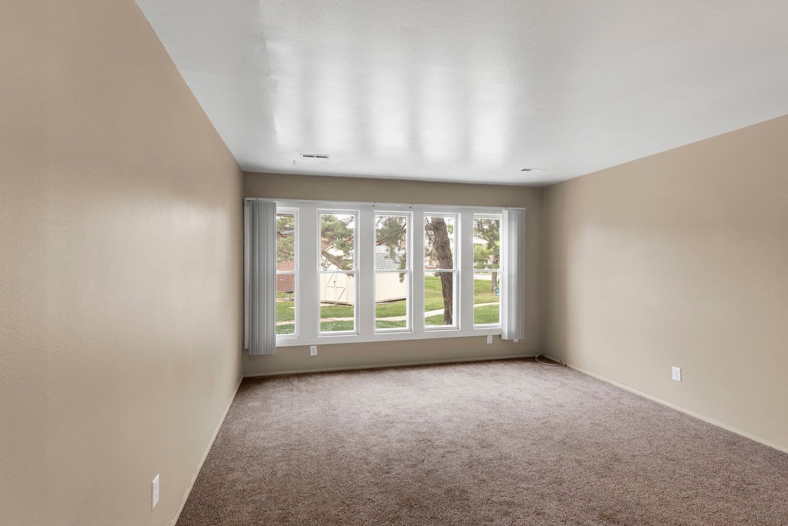 Ames Apartment: 1209 North Dakota Ave