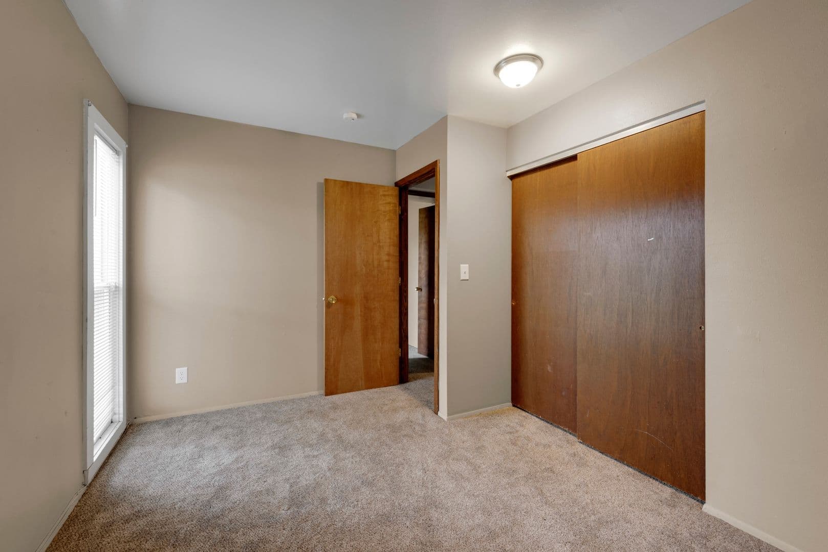Ames Apartment: 1209 North Dakota Ave
