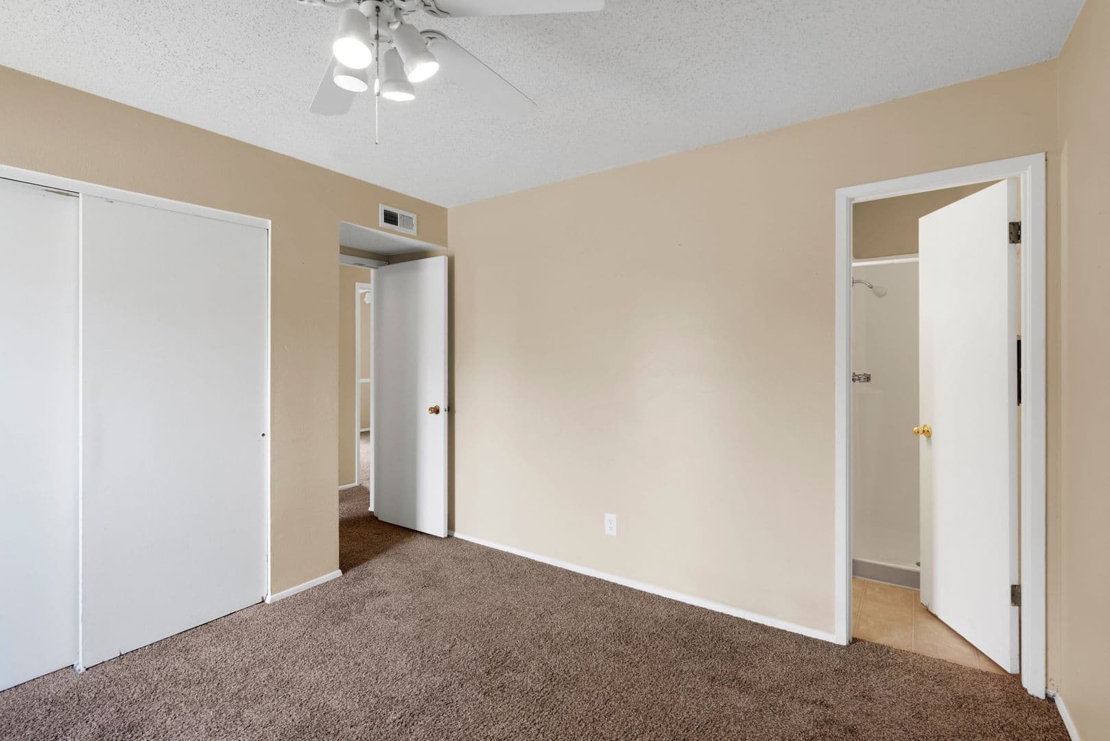 Ames Apartment: 1209 North Dakota Ave