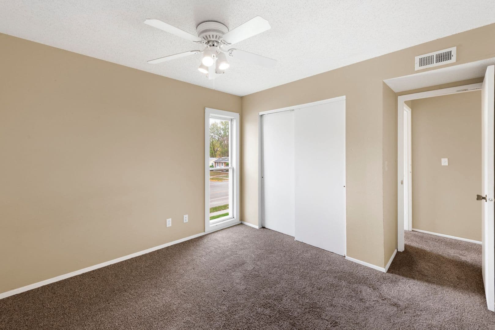 Ames Apartment: 1209 North Dakota Ave