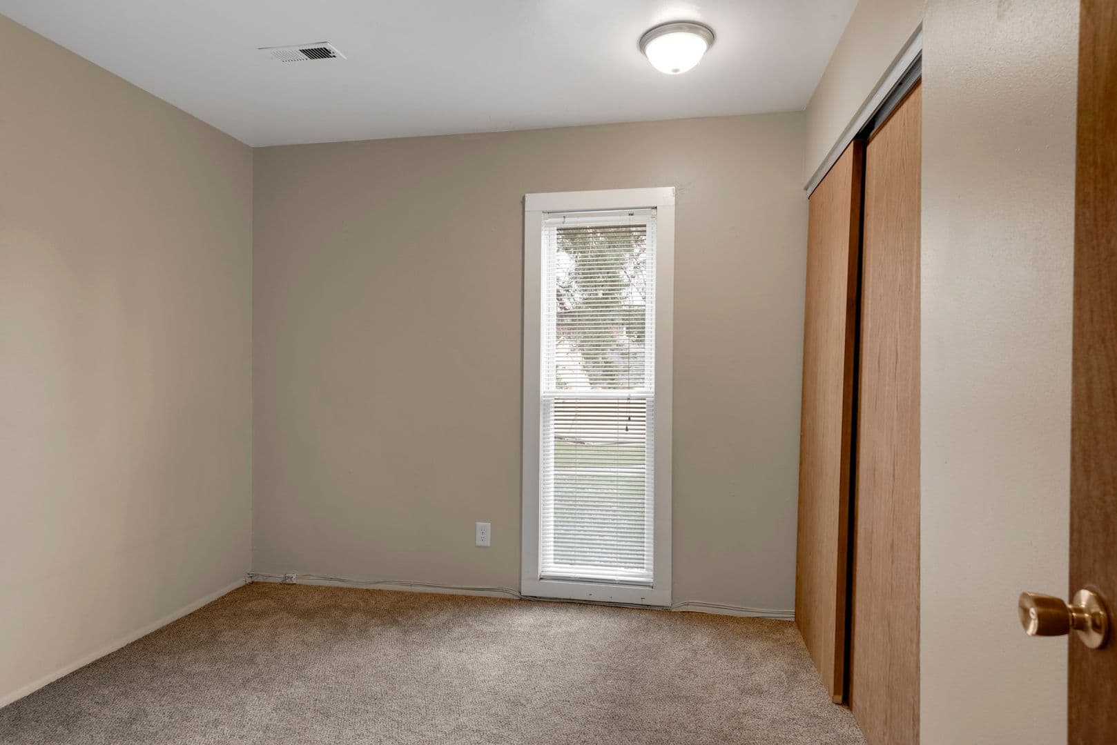 Ames Apartment: 1209 North Dakota Ave