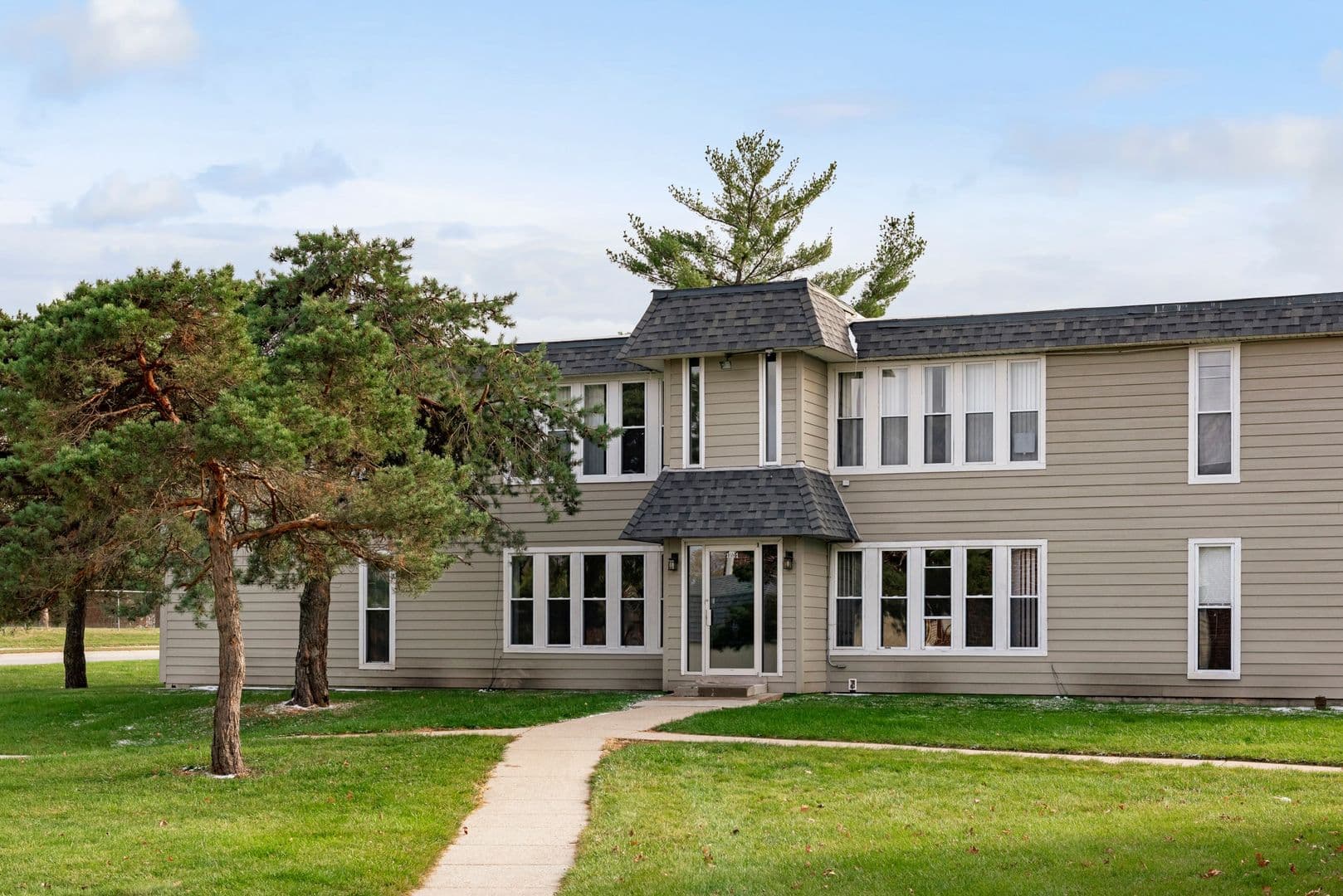 Ames Apartment: 1209 North Dakota Ave