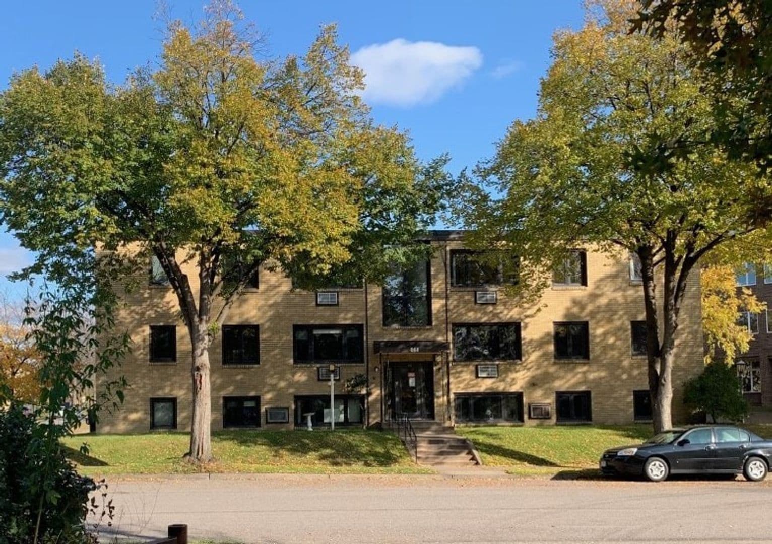 St. Paul Apartment: 658 Greenbrier Street