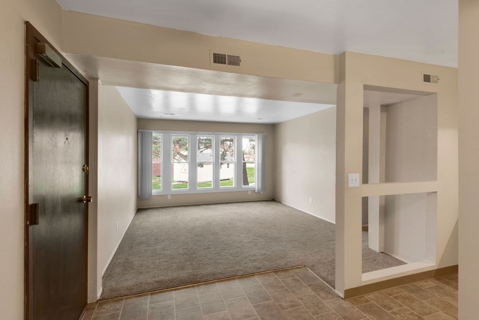 Ames Apartment: 1209 North Dakota Ave