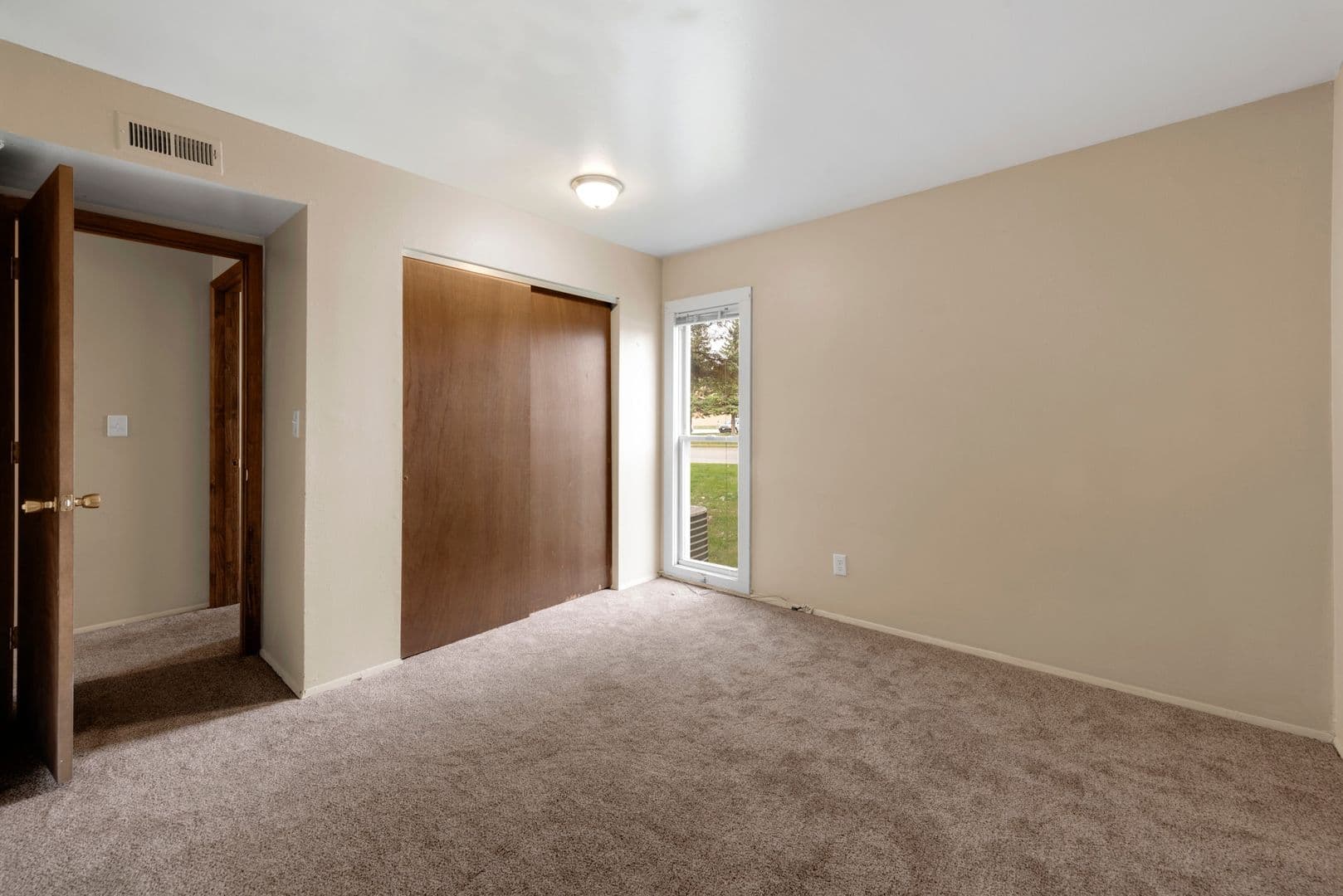 Ames Apartment: 1209 North Dakota Ave