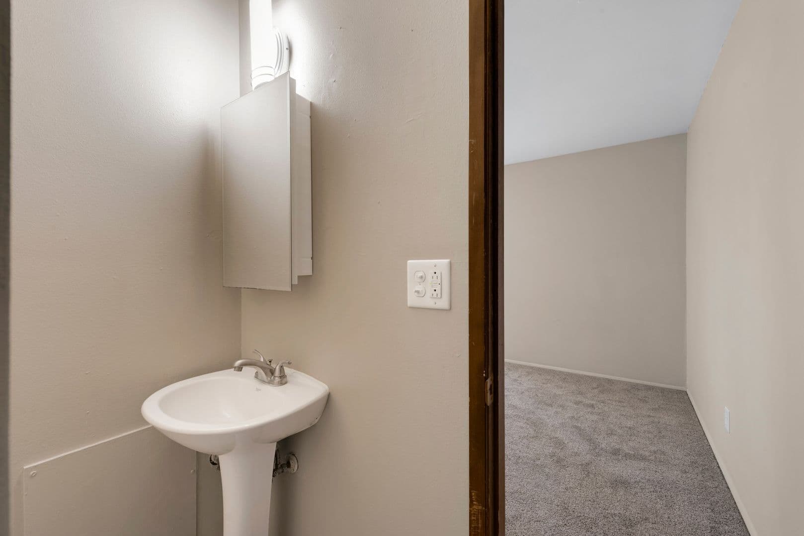 Ames Apartment: 1209 North Dakota Ave