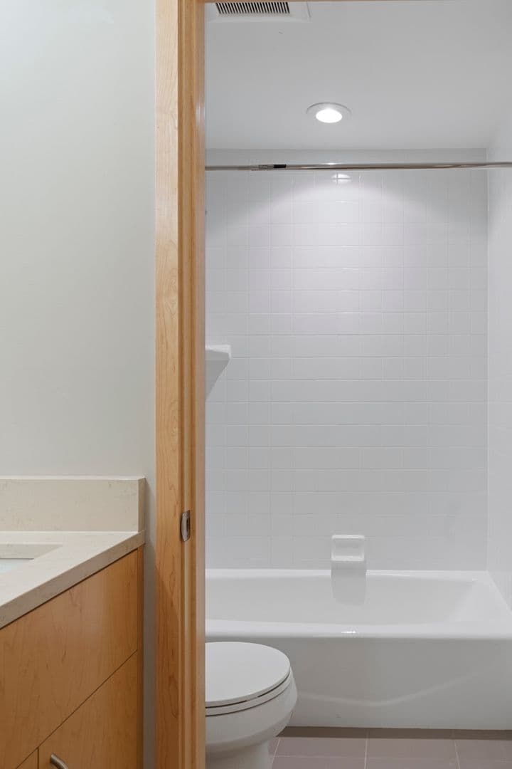 Lauderdale Apartment: 1570 Eustis Street