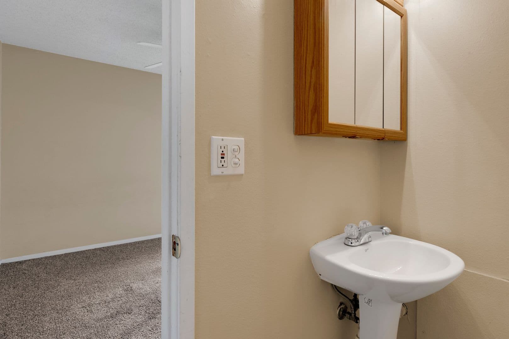 Ames Apartment: 1209 North Dakota Ave