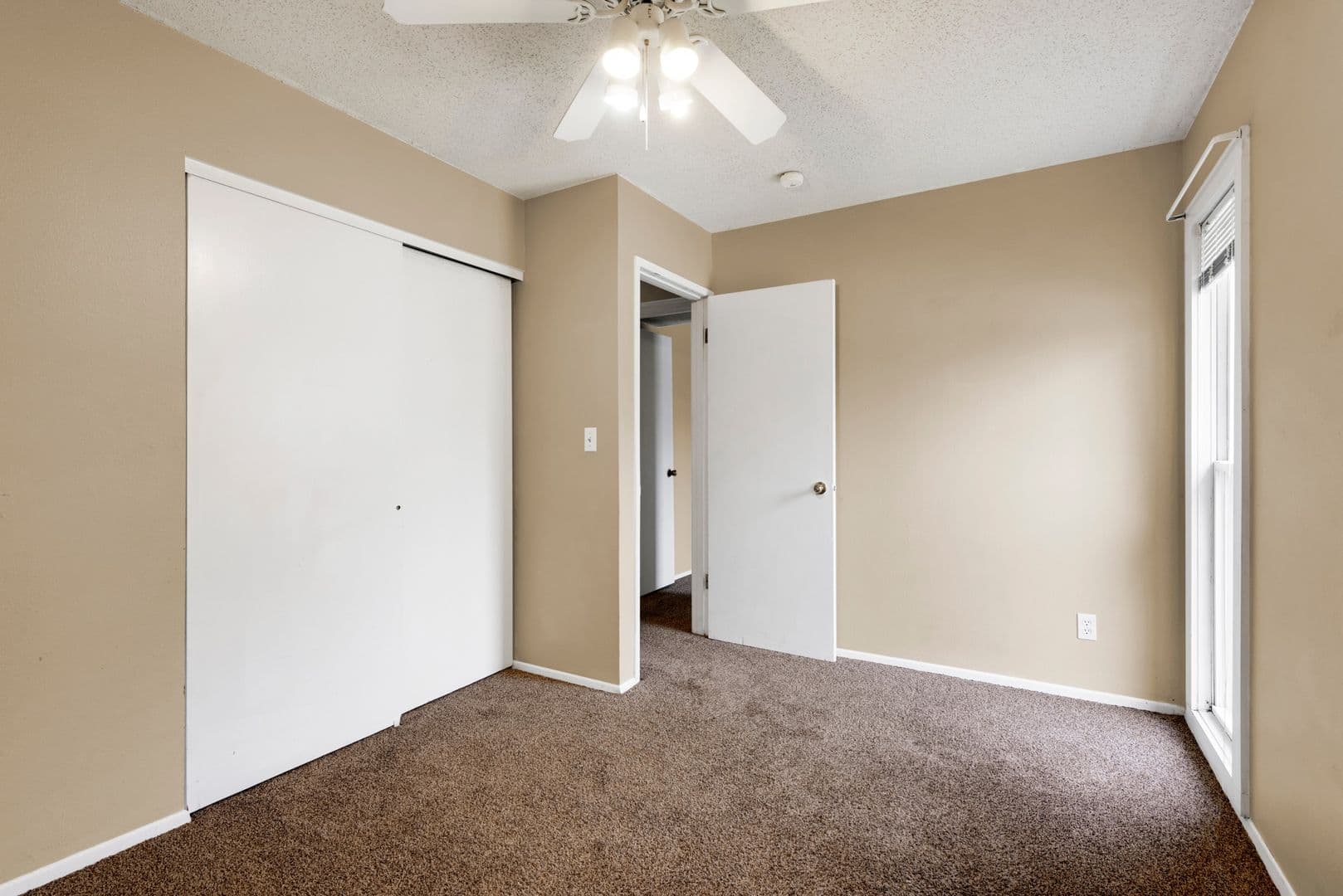 Ames Apartment: 1209 North Dakota Ave