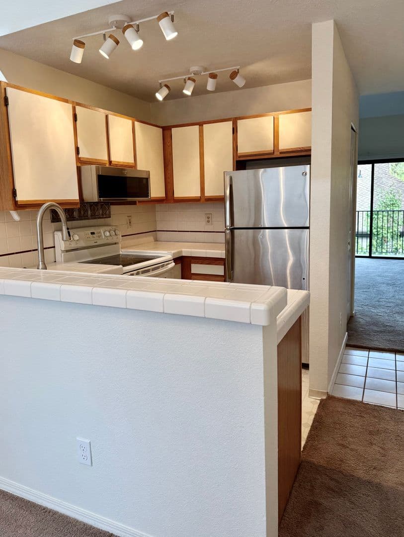 Lake Oswego Condo: 4000 Carman Drive Bld. B Unit 31