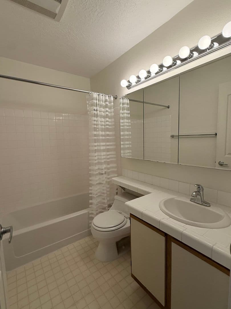 Lake Oswego Condo: 4000 Carman Drive Bld. B Unit 31