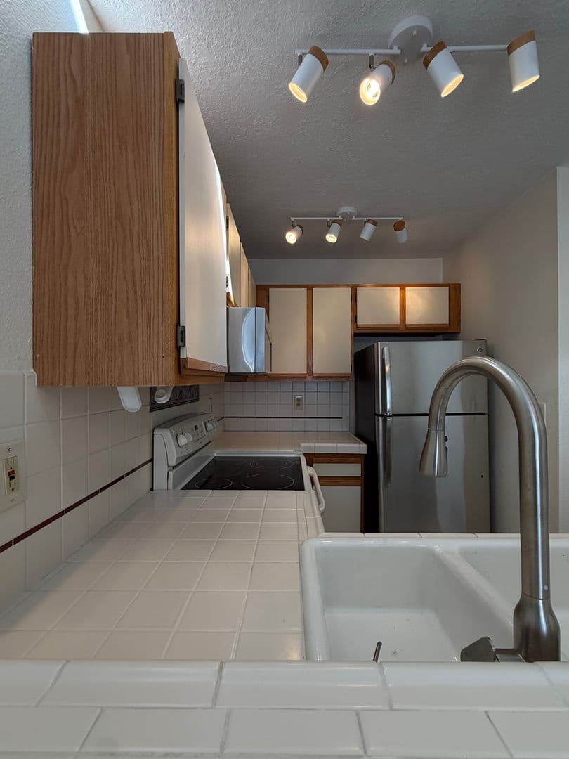 Lake Oswego Condo: 4000 Carman Drive Bld. B Unit 31