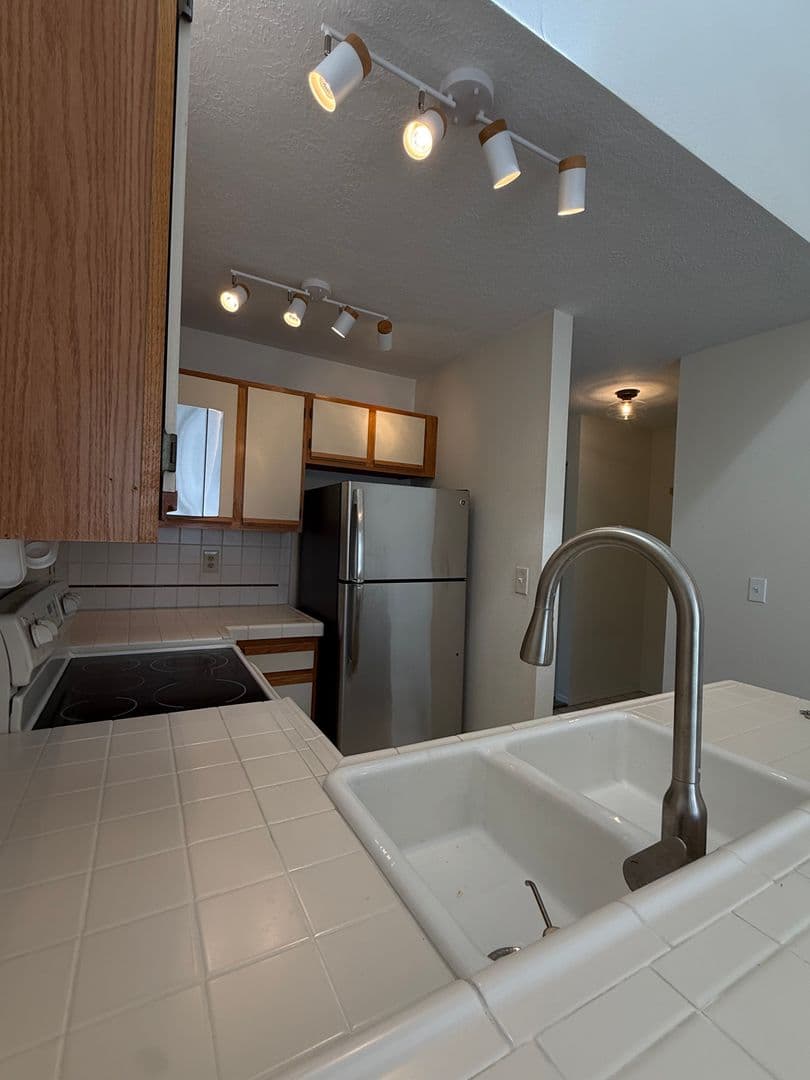 Lake Oswego Condo: 4000 Carman Drive Bld. B Unit 31