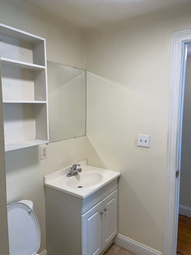 Richmond Apartment: 1925 Carrington St.