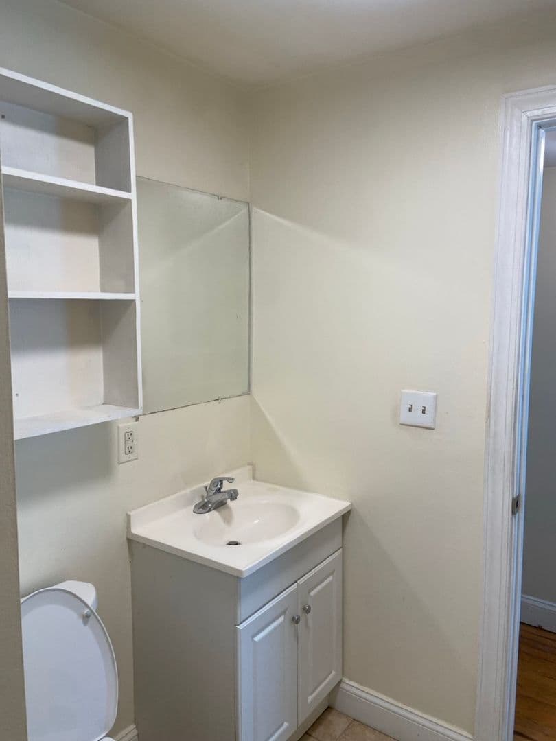 Richmond Apartment: 1927 Carrington St.