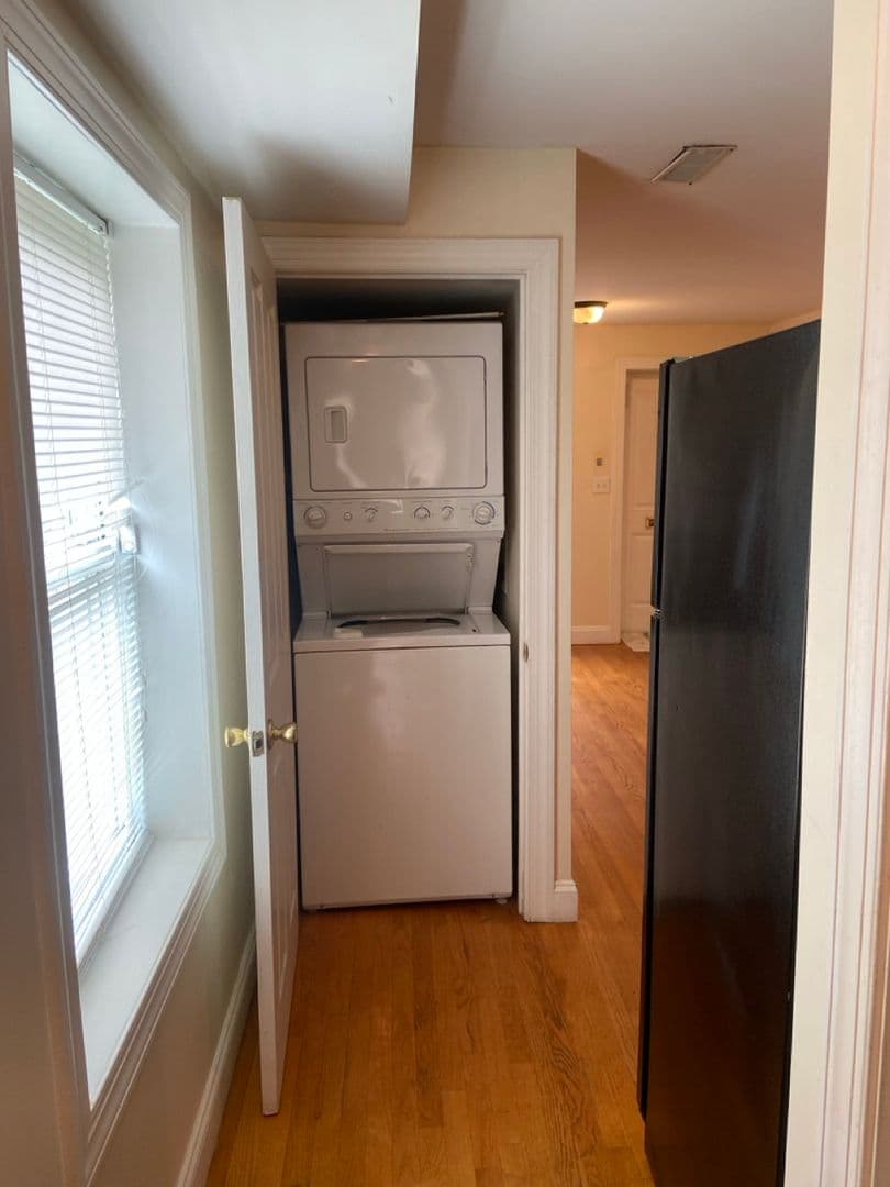 Richmond Apartment: 1927 Carrington St.