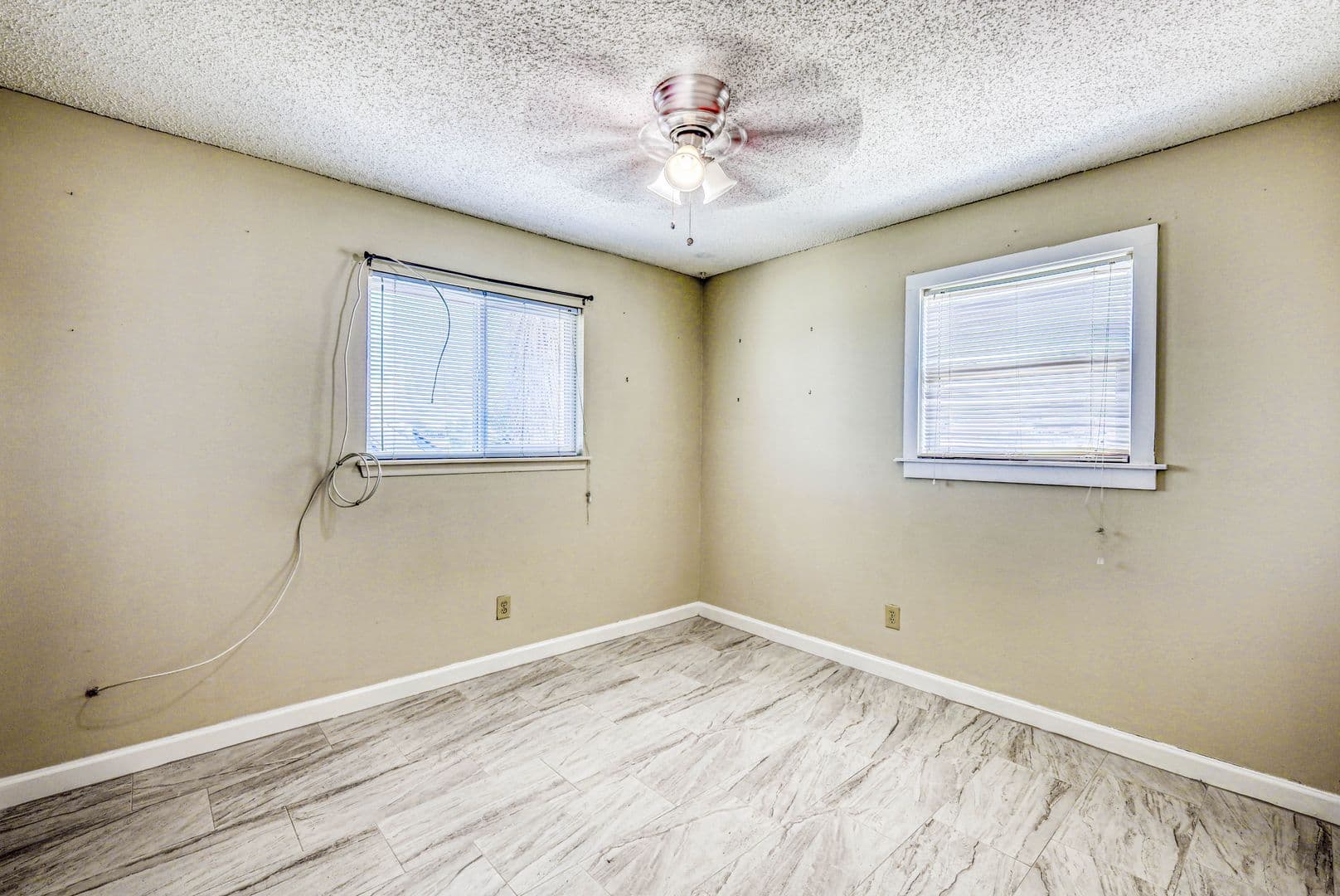 El Paso Apartment: 4555 Sun Valley Dr.