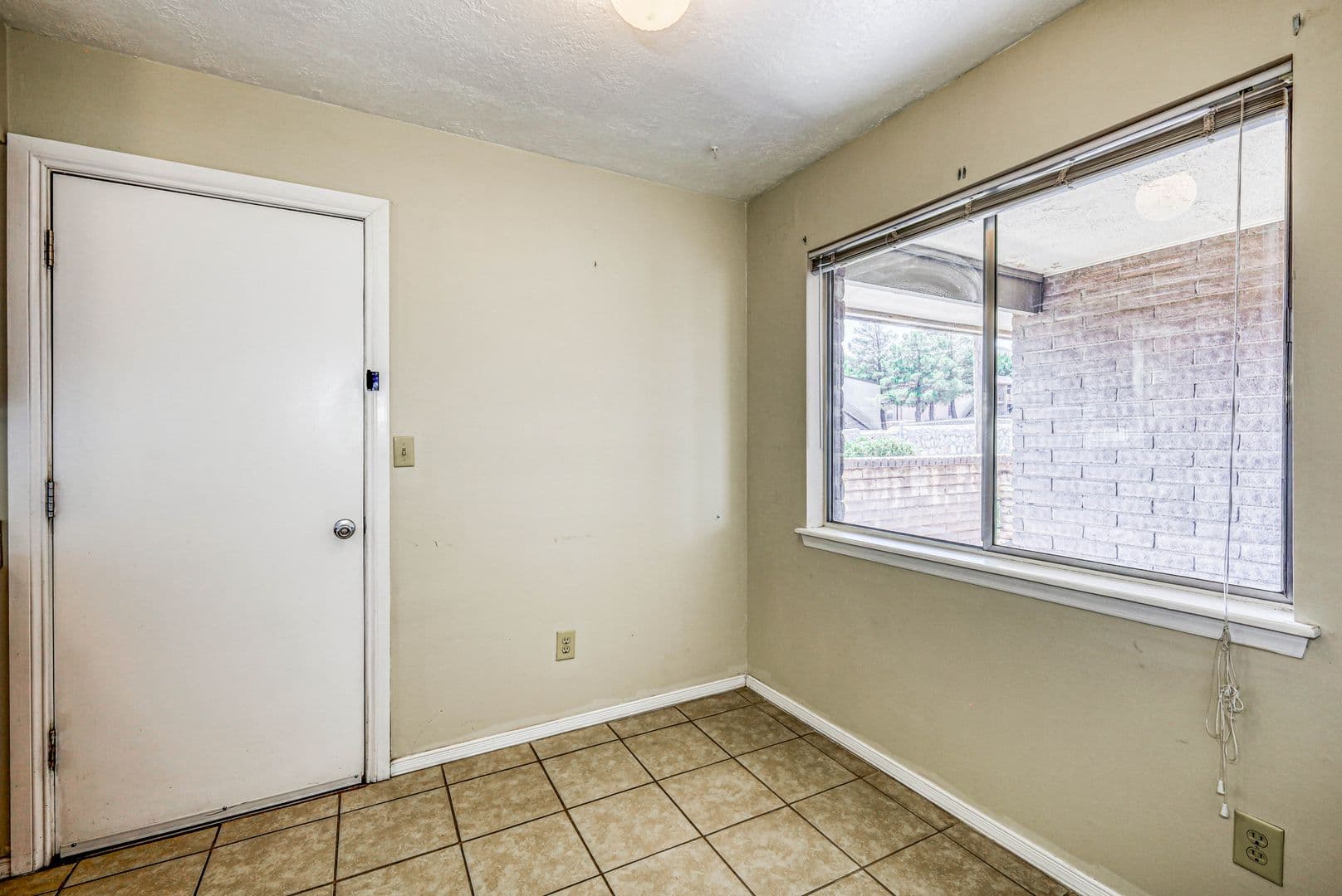 El Paso Apartment: 4555 Sun Valley Dr.