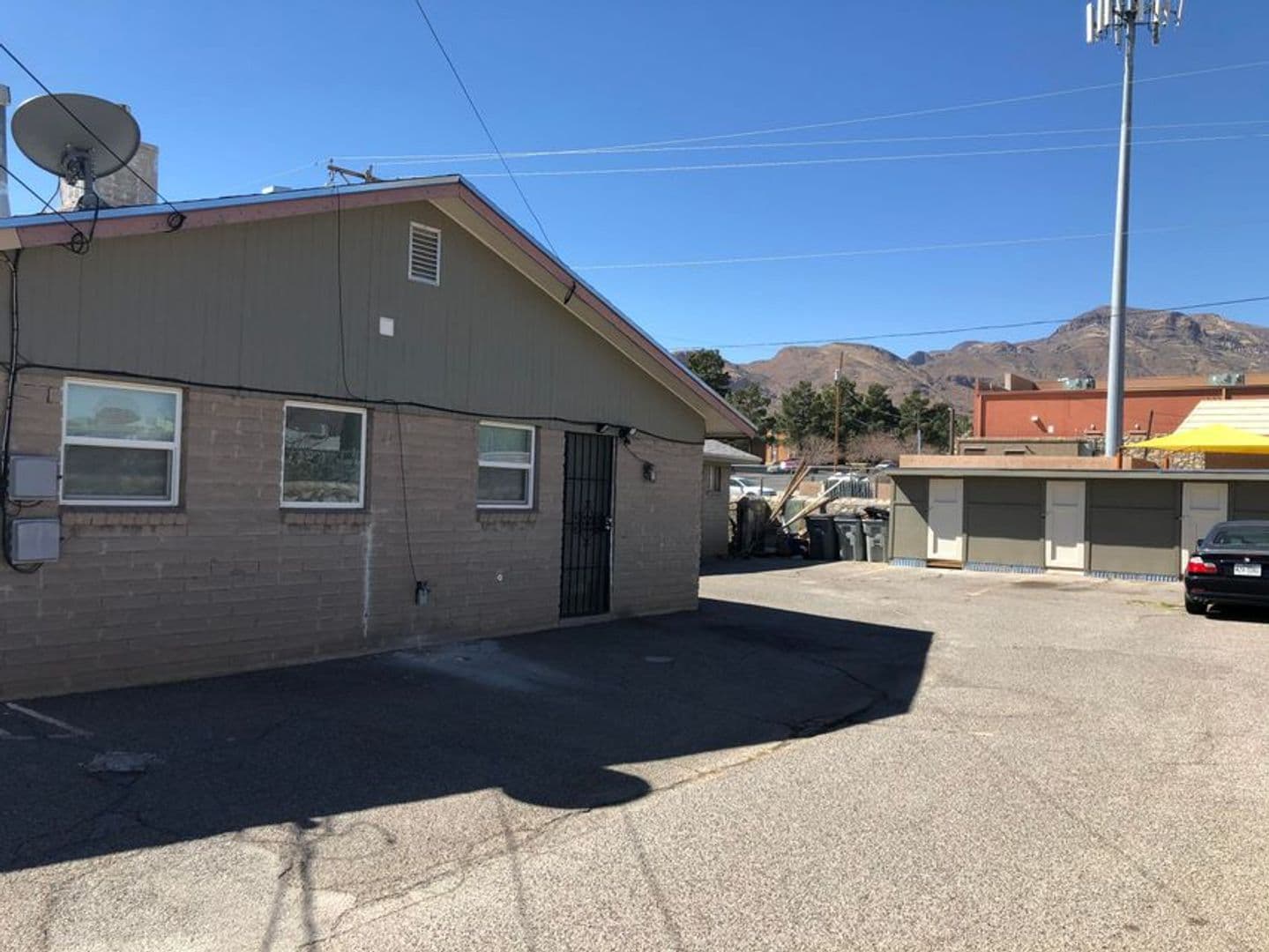 El Paso Apartment: 4555 Sun Valley Dr.