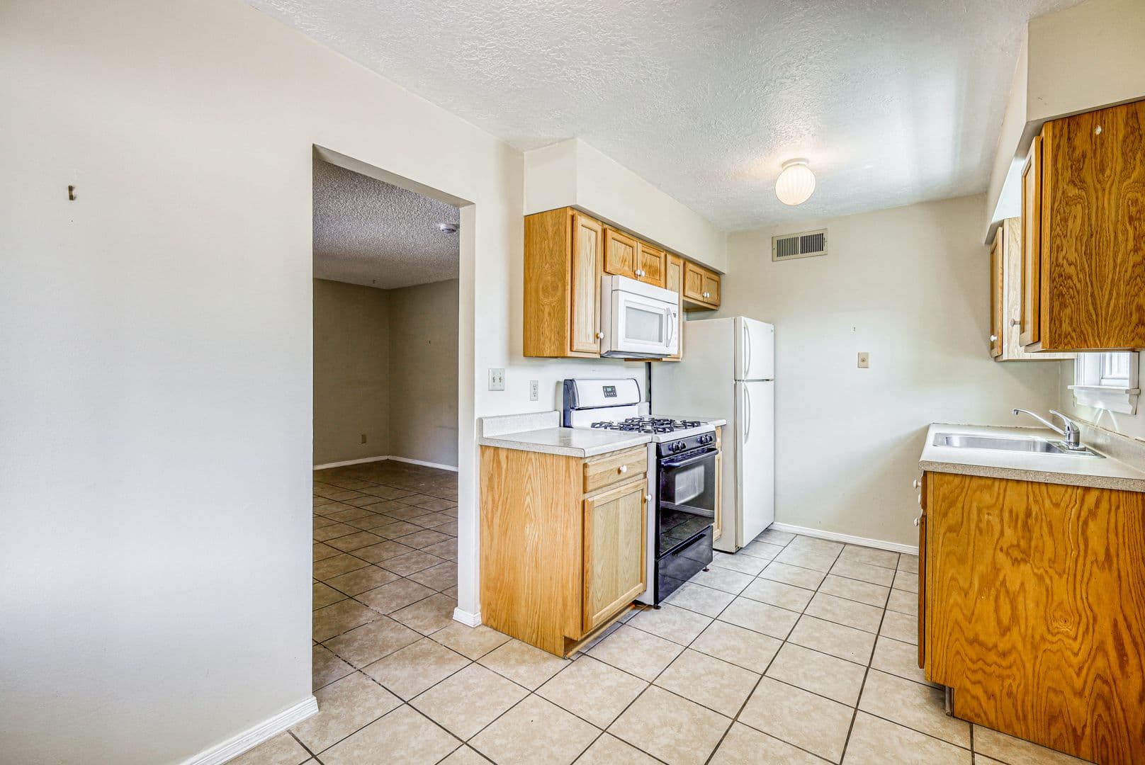 El Paso Apartment: 4555 Sun Valley Dr.