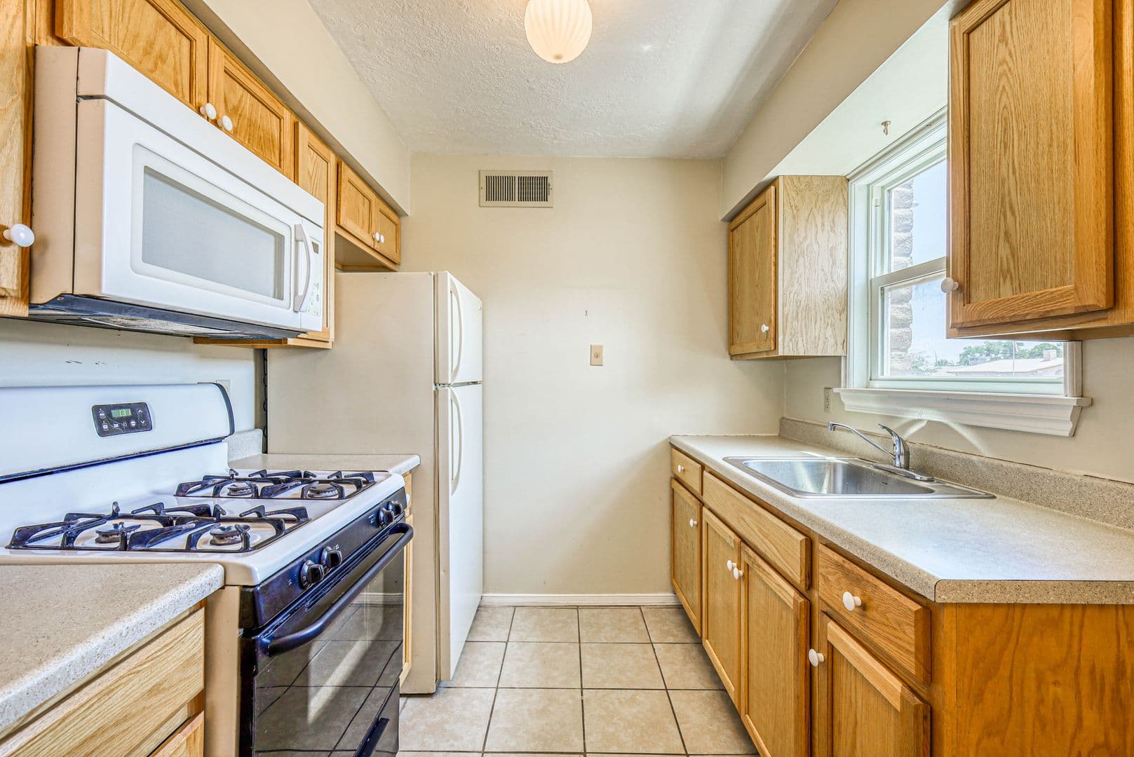 El Paso Apartment: 4555 Sun Valley Dr.