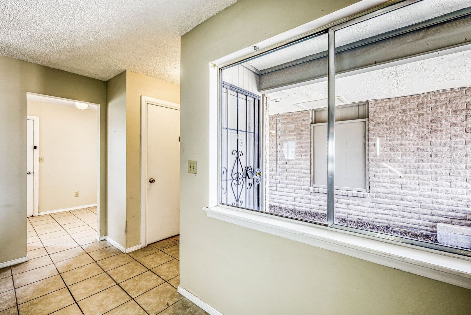 El Paso Apartment: 4555 Sun Valley Dr.