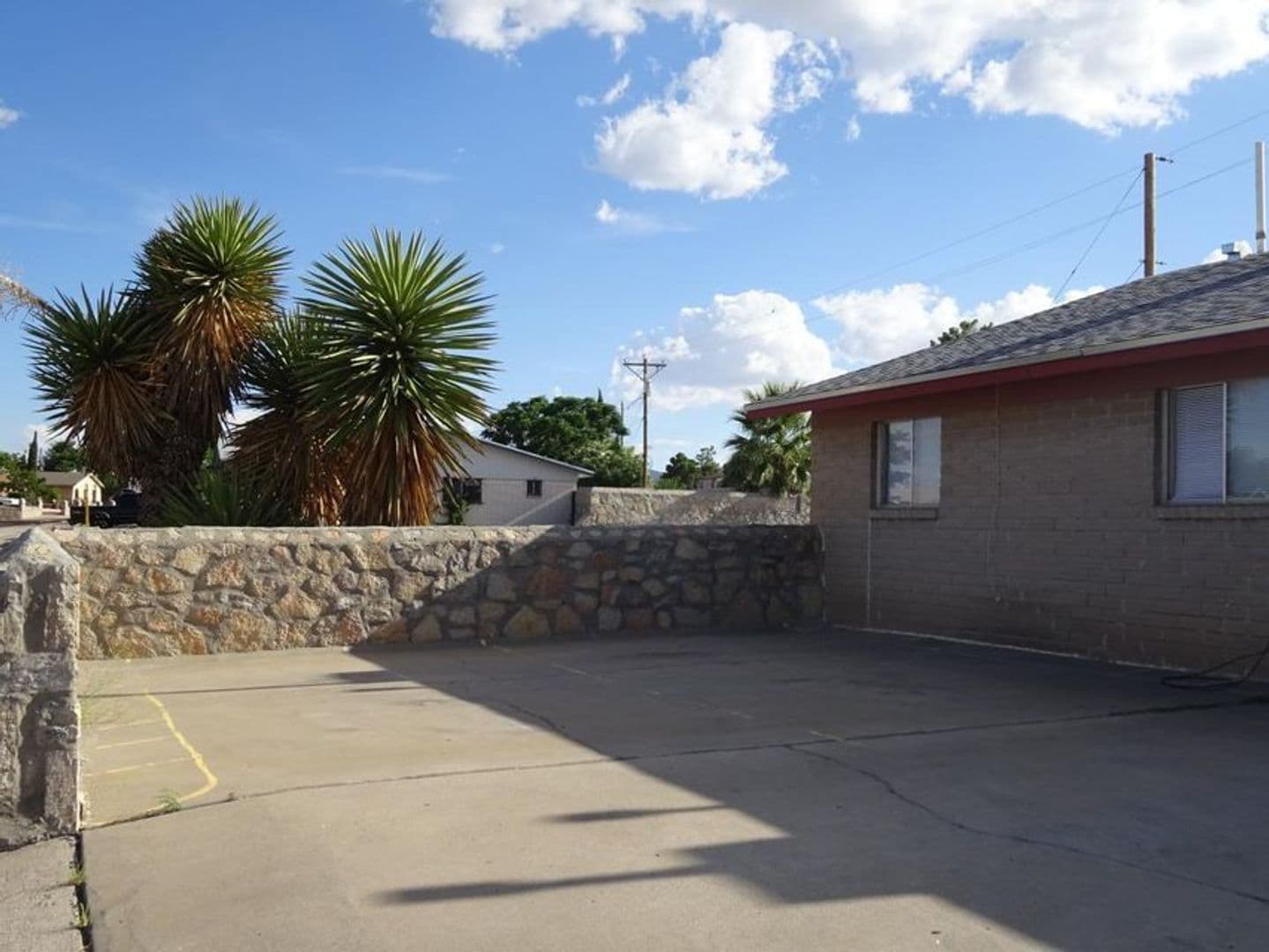 El Paso Apartment: 4555 Sun Valley Dr.