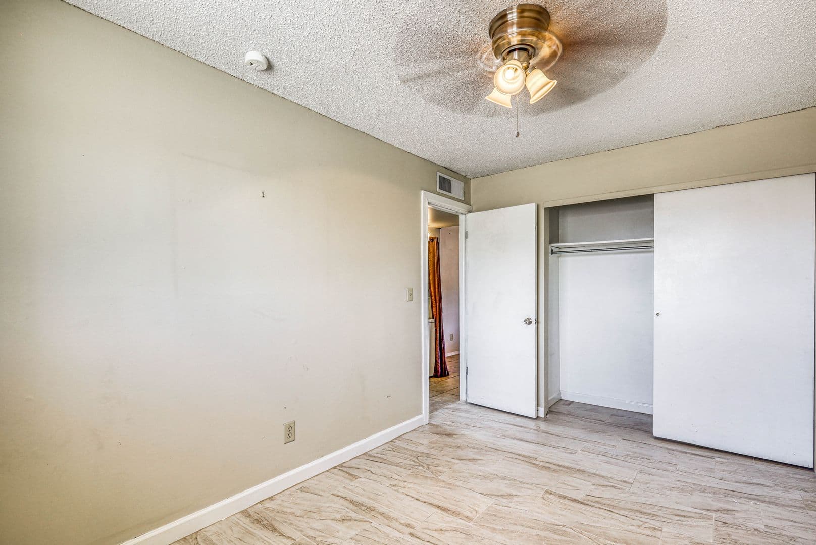 El Paso Apartment: 4555 Sun Valley Dr.