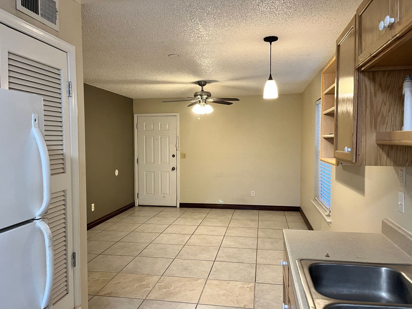 El Paso Apartment: 4555 Sun Valley Dr.
