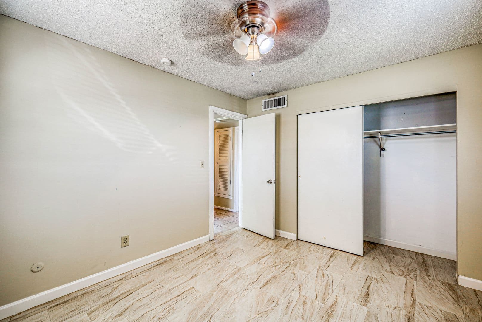 El Paso Apartment: 4555 Sun Valley Dr.