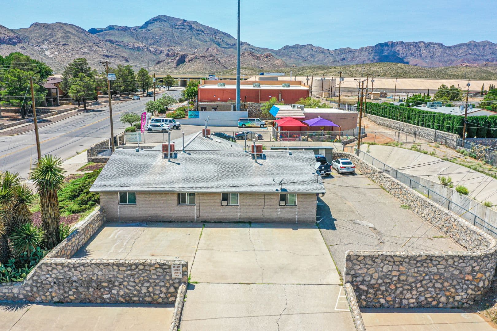 El Paso Apartment: 4555 Sun Valley Dr.