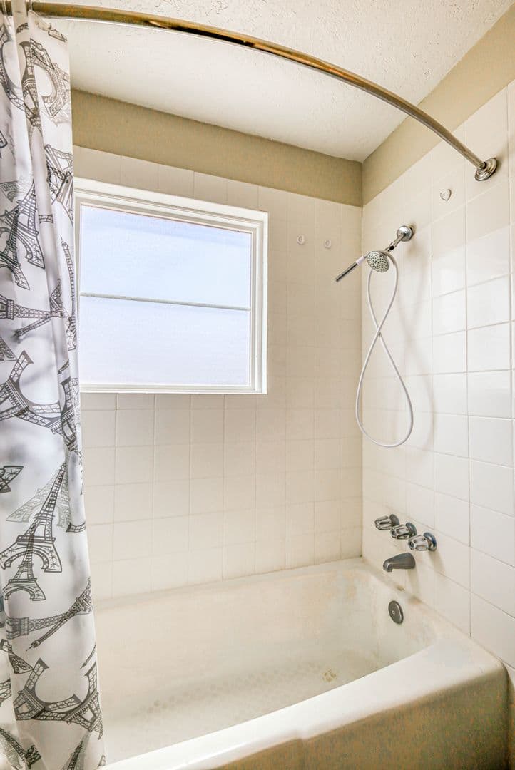 El Paso Apartment: 4555 Sun Valley Dr.