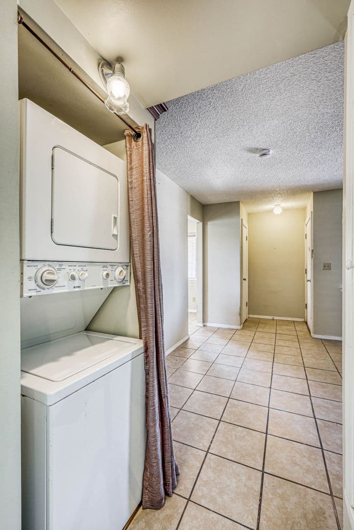 El Paso Apartment: 4555 Sun Valley Dr.