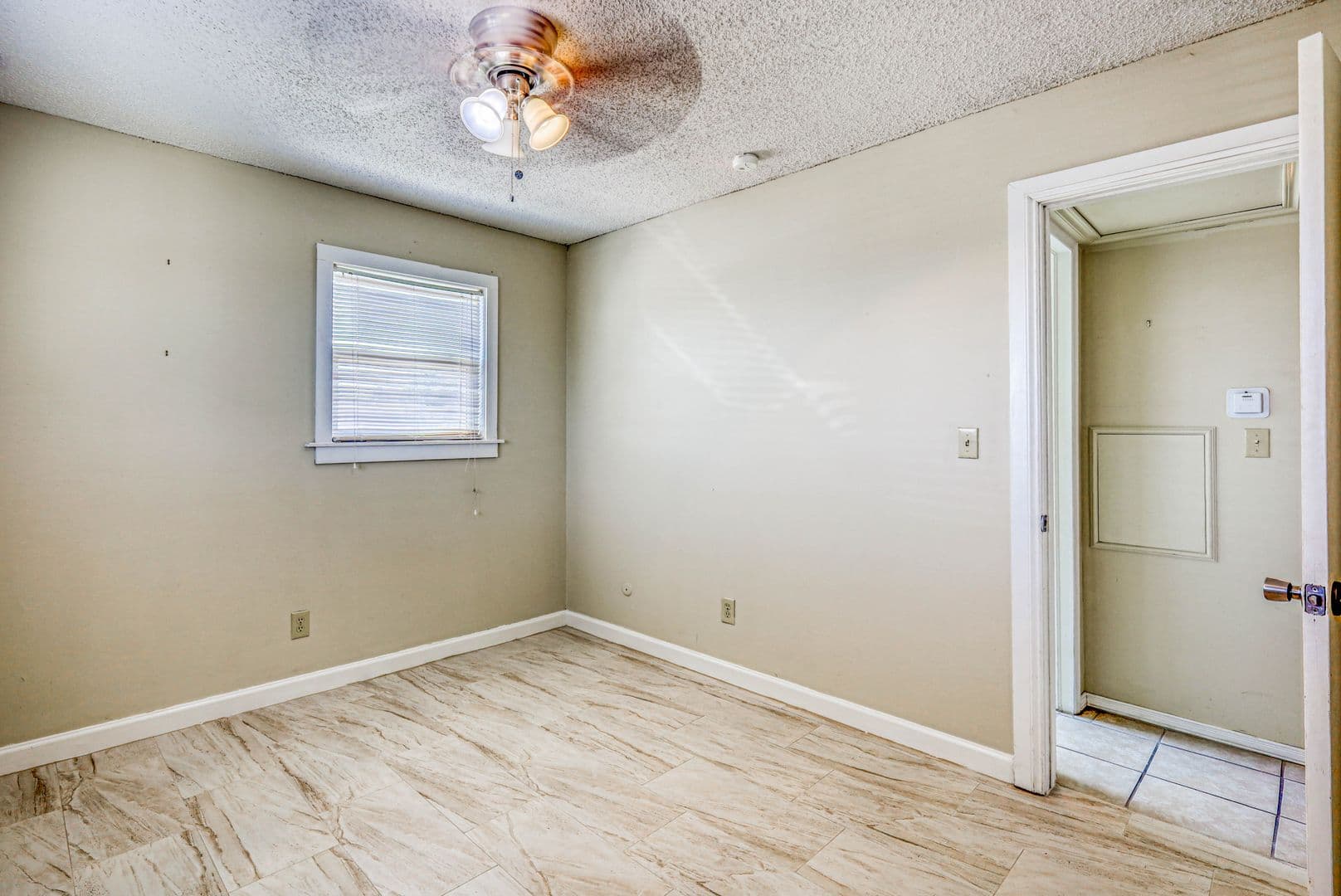 El Paso Apartment: 4555 Sun Valley Dr.