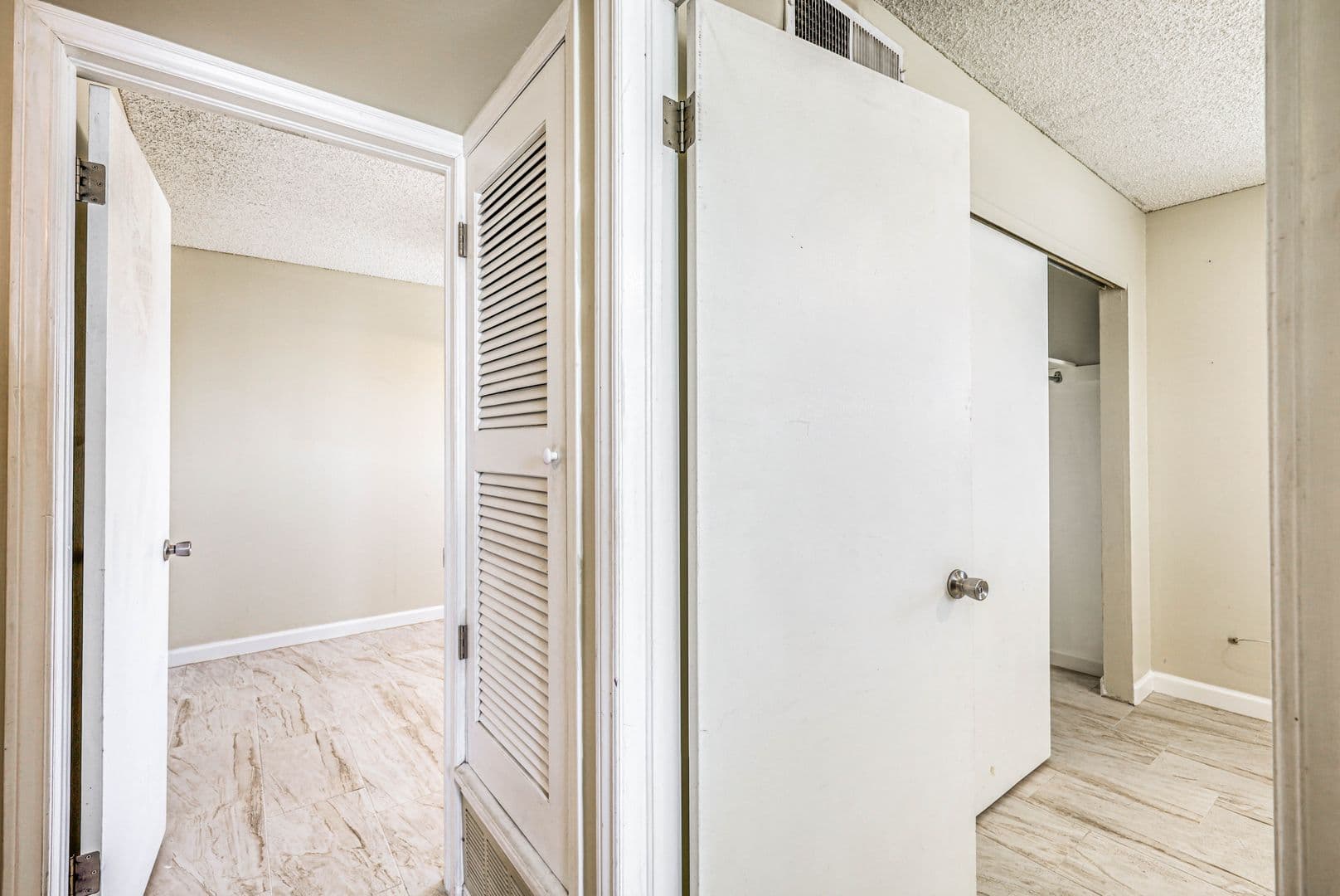El Paso Apartment: 4555 Sun Valley Dr.