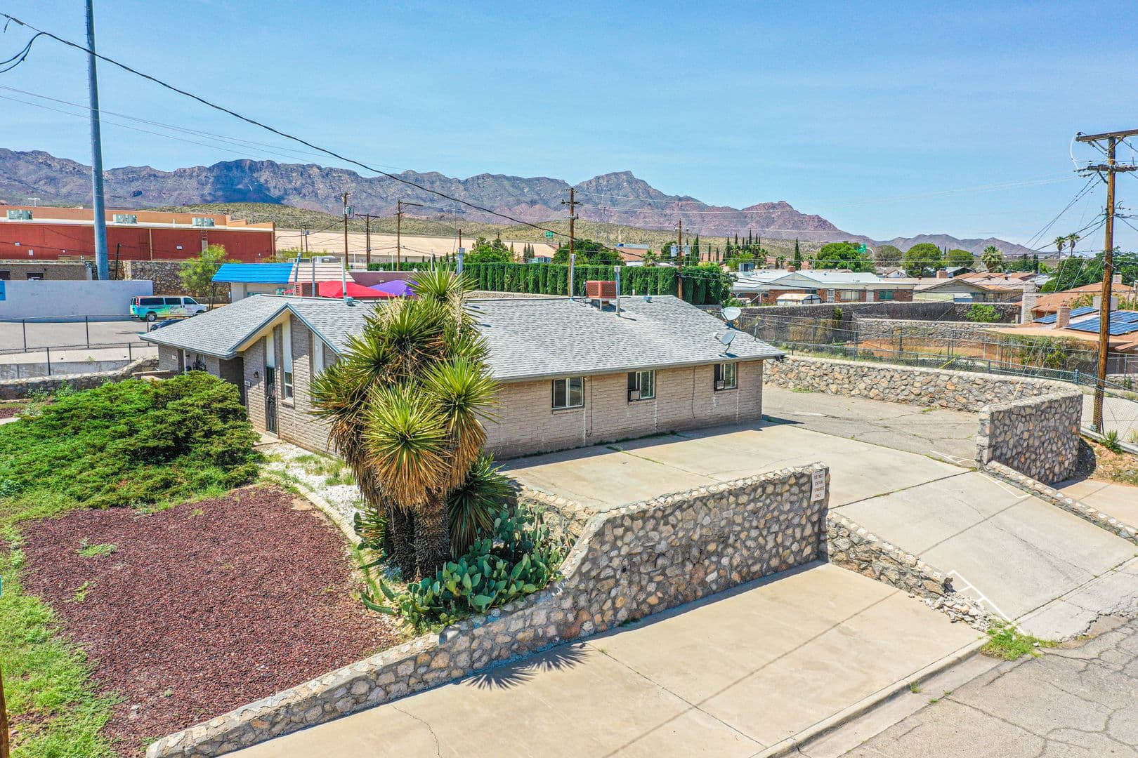 El Paso Apartment: 4555 Sun Valley Dr.