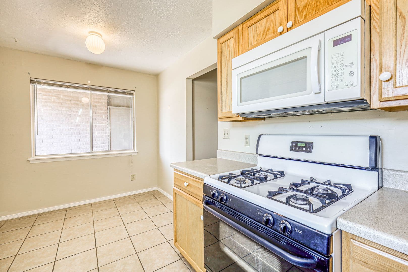 El Paso Apartment: 4555 Sun Valley Dr.