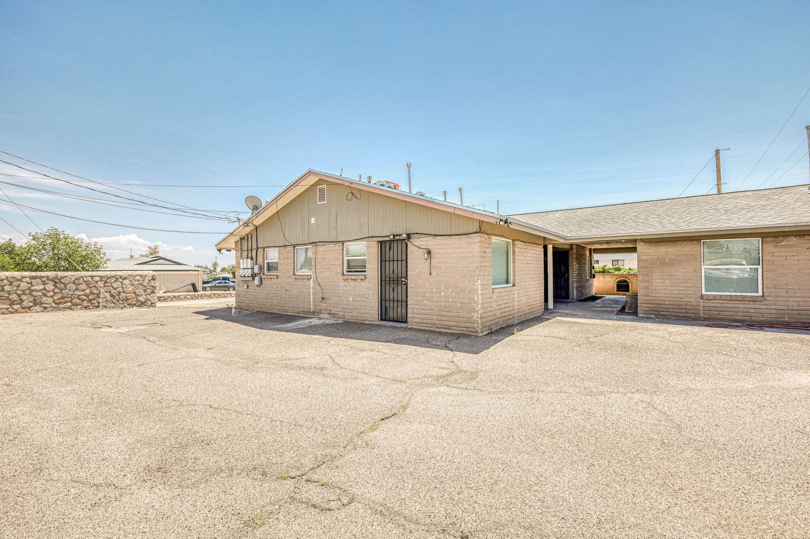 El Paso Apartment: 4555 Sun Valley Dr.