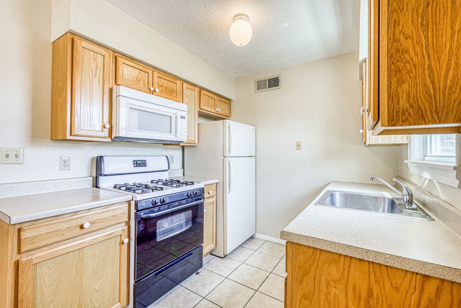 El Paso Apartment: 4555 Sun Valley Dr.