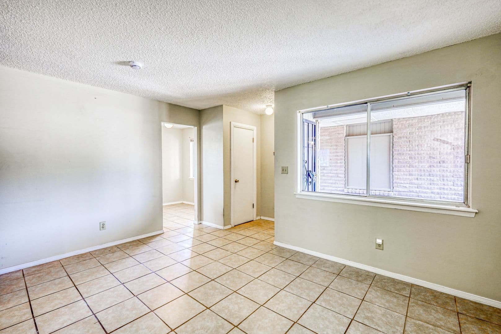 El Paso Apartment: 4555 Sun Valley Dr.