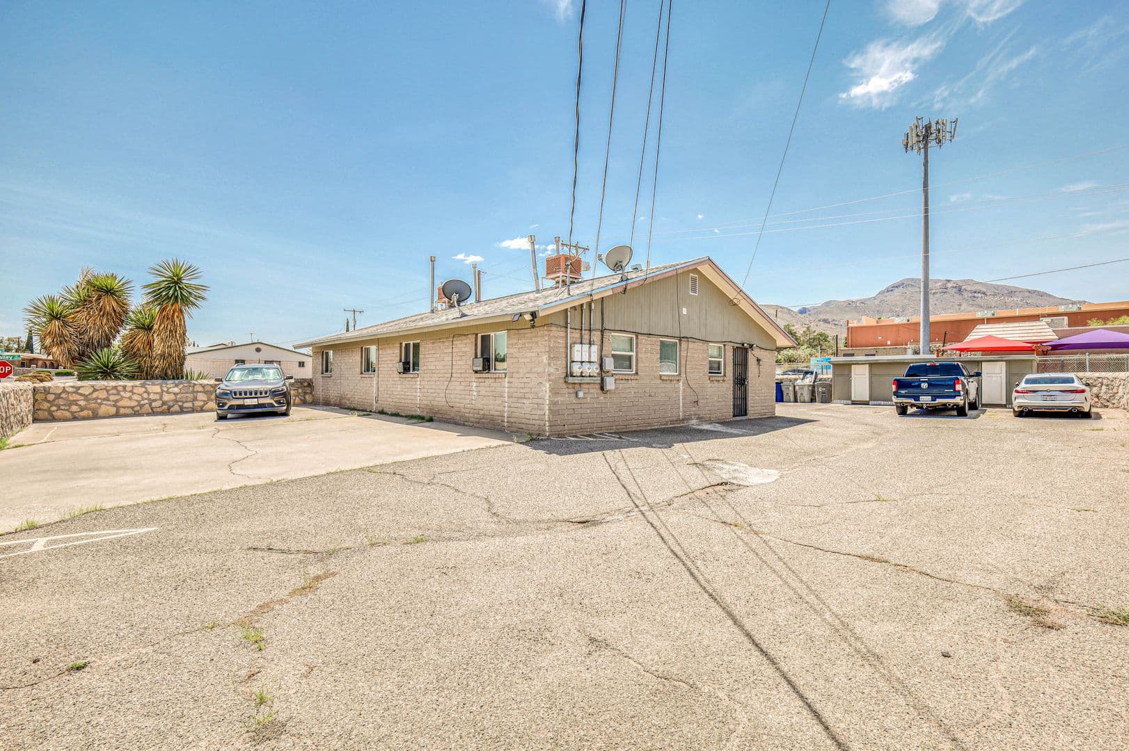 El Paso Apartment: 4555 Sun Valley Dr.