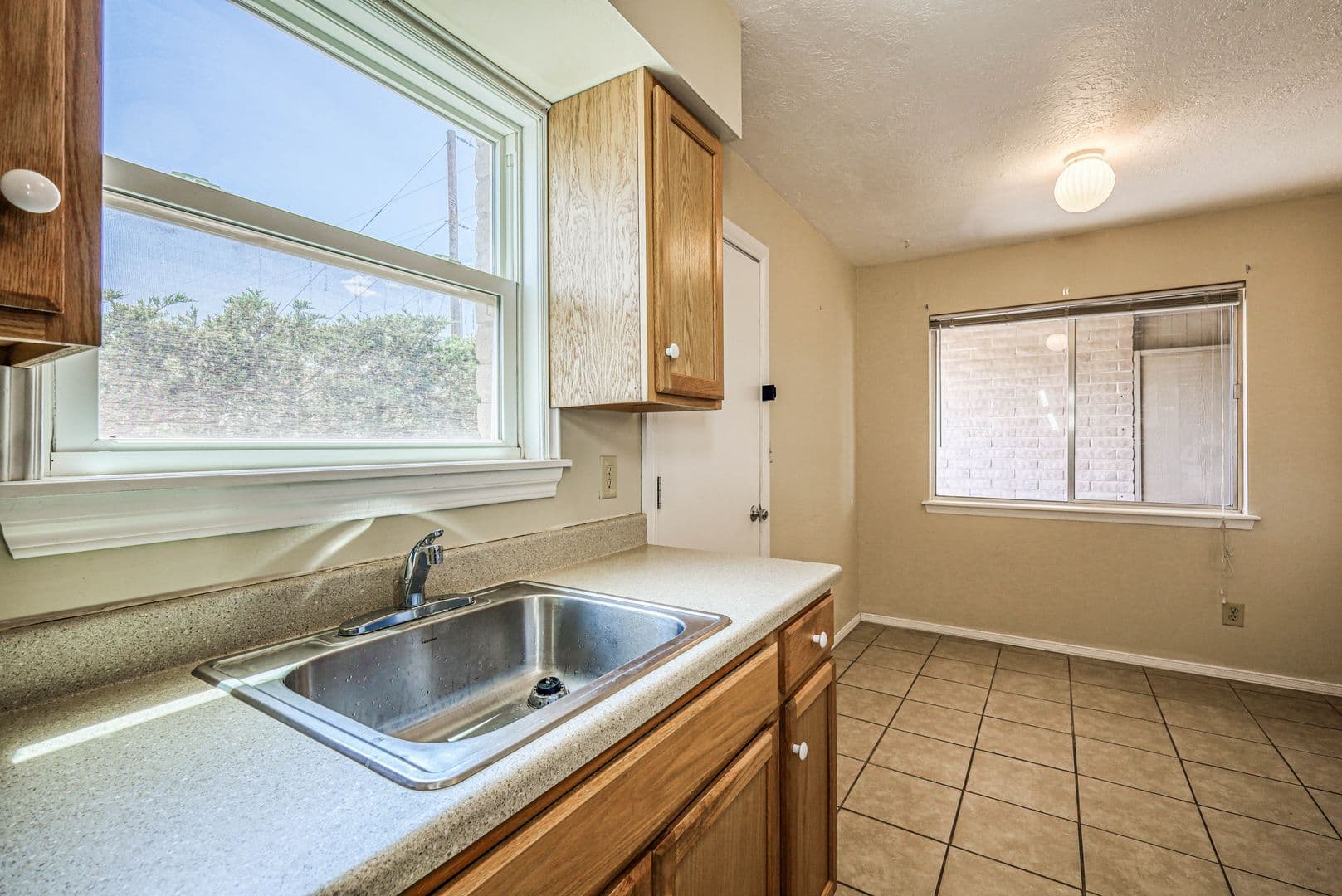 El Paso Apartment: 4555 Sun Valley Dr.