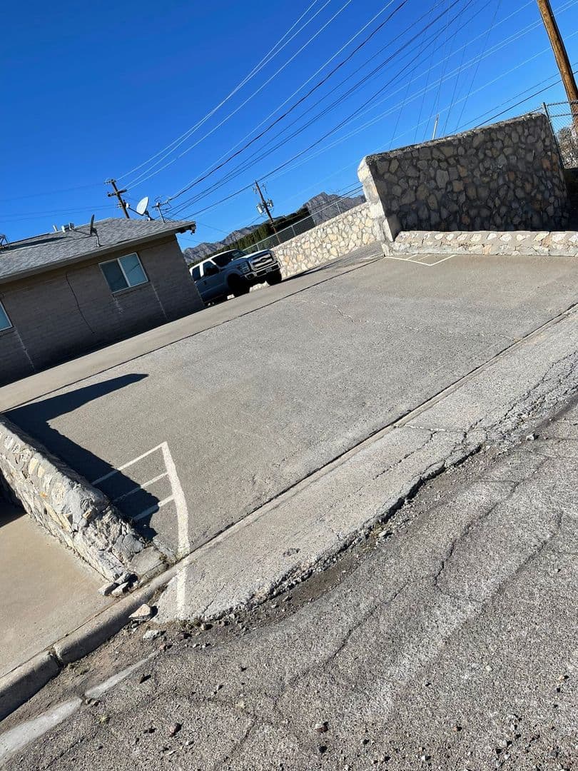 El Paso Apartment: 4555 Sun Valley Dr.