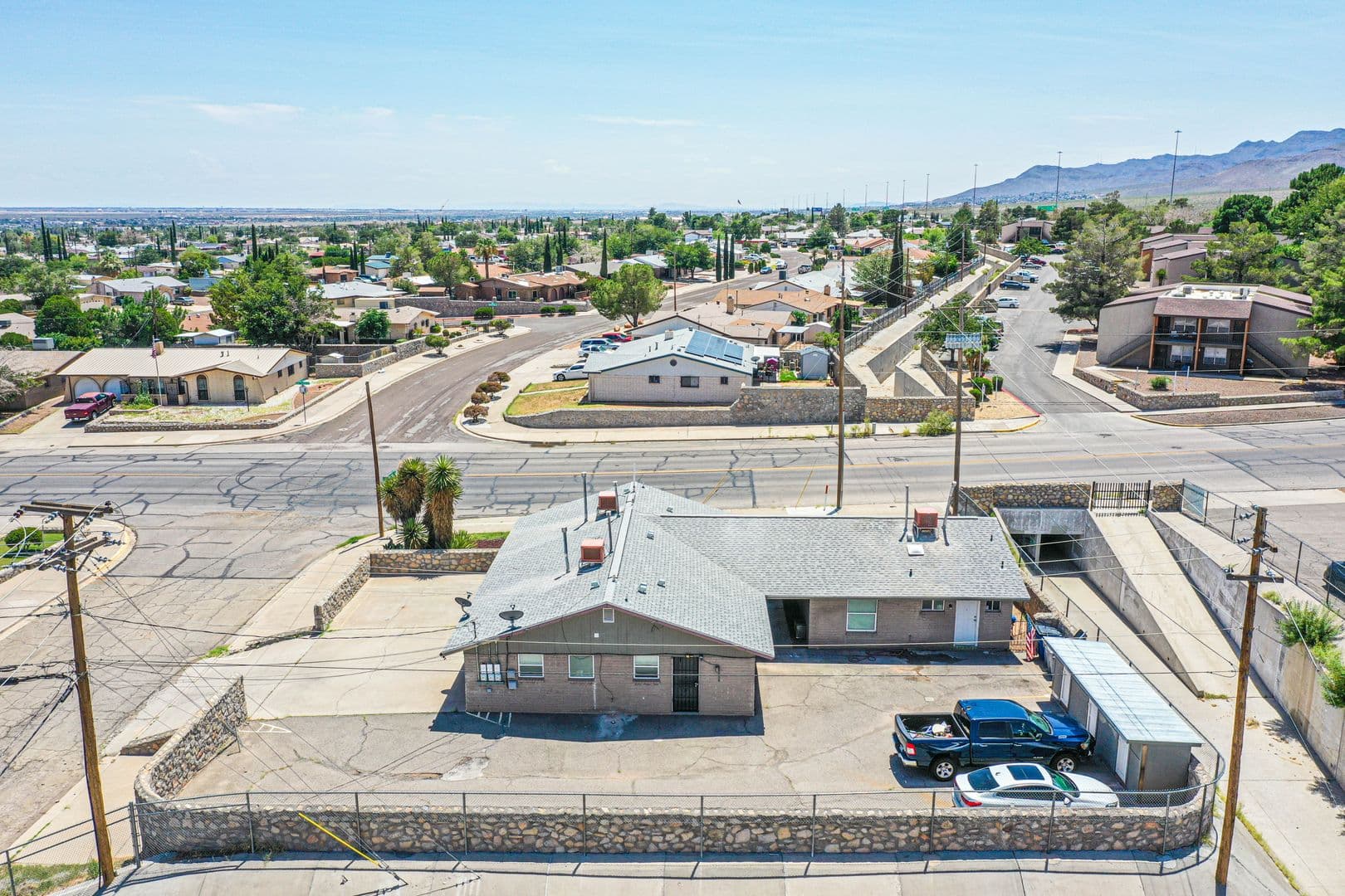 El Paso Apartment: 4555 Sun Valley Dr.